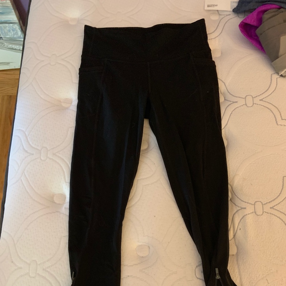 Black Athleta leggings.